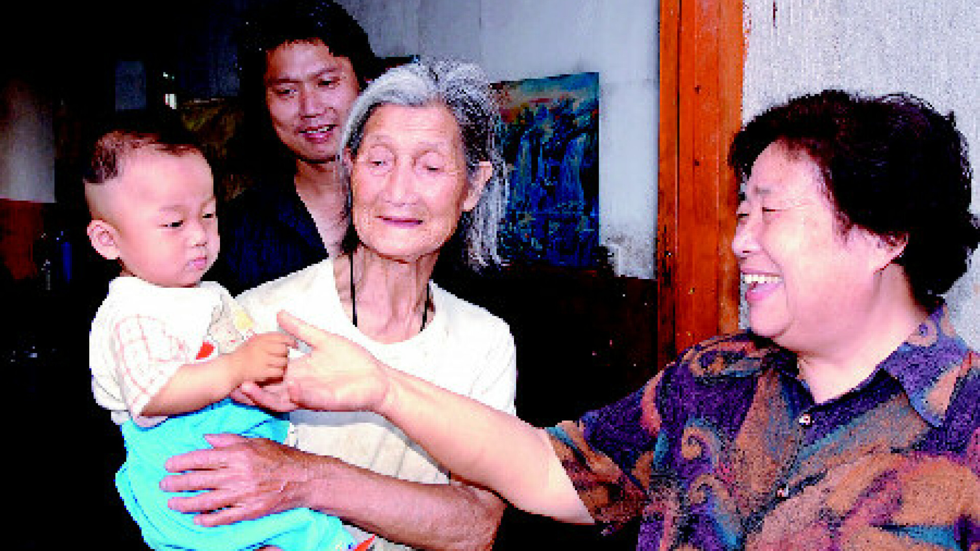 Povestea impresionanta a femeii care a salvat peste 30 de copii abandonati pe strazile Chinei