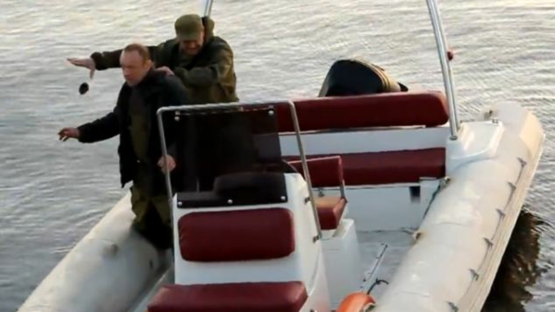 VIDEO. Momentul in care doi barbati care pescuiesc cu grenada au parte de o surpriza neplacuta