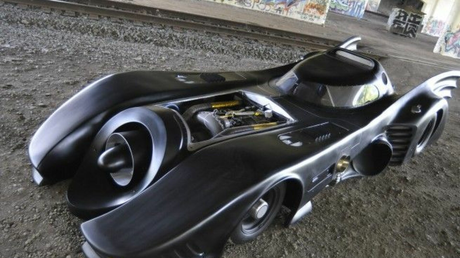 Cum sa ai o masina ca cea a lui Batman! ITI SPUNEM NOI! VIDEO