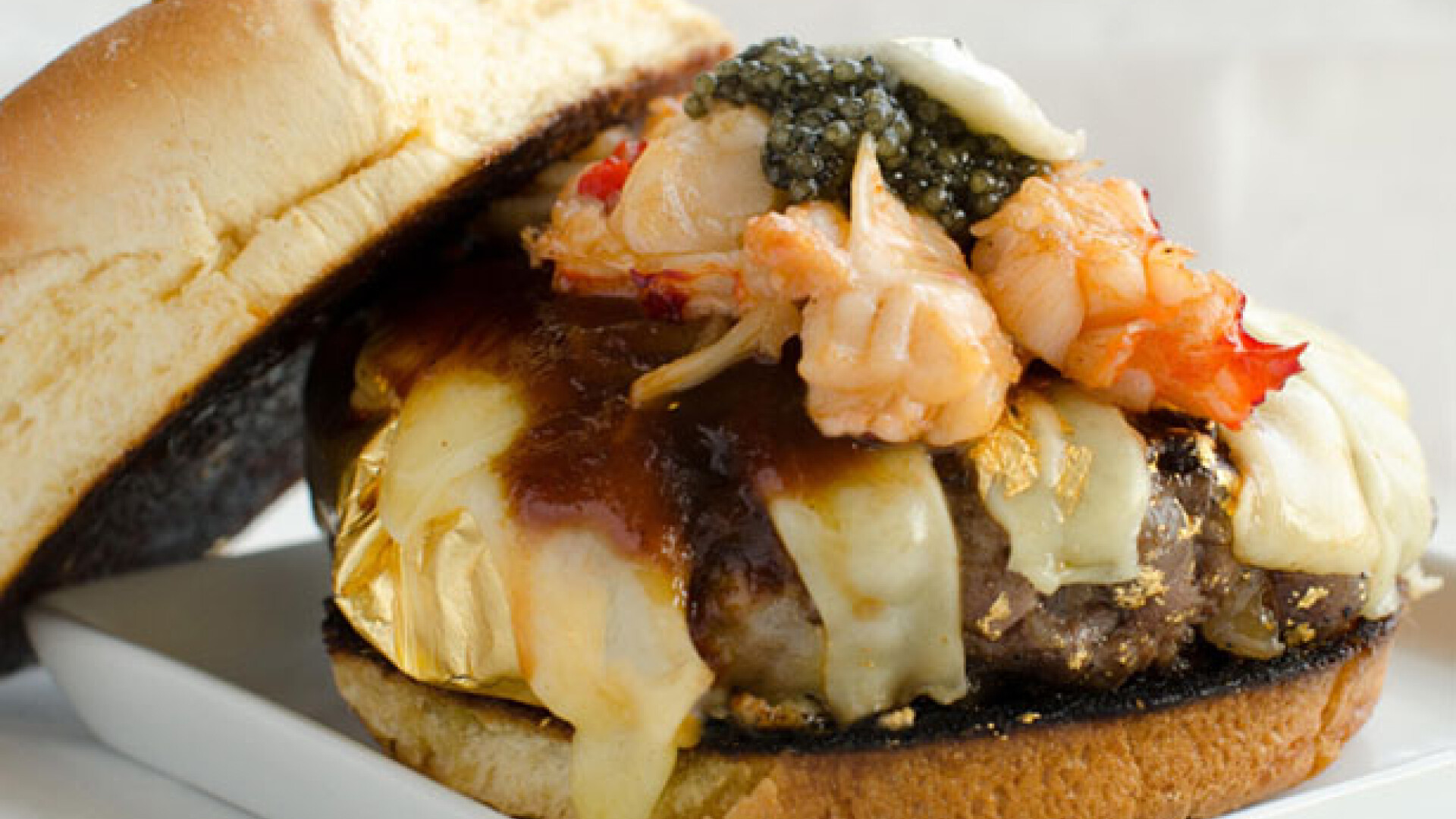 Meniul de fast-food pe care NU iti permiti sa-l comanzi: burger de 666 dolari si hot dog de 2.300