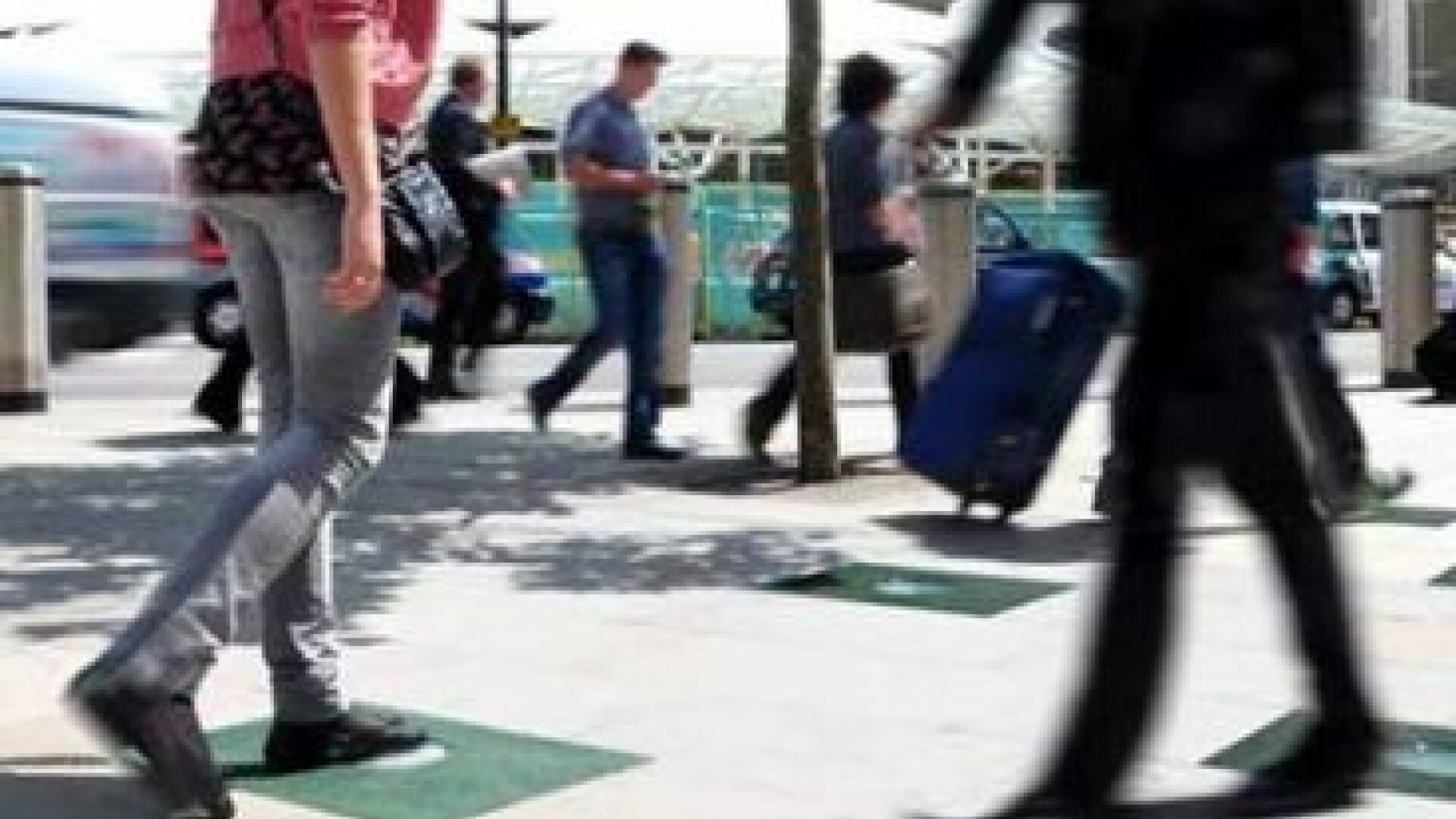 Cum produci energie mergand. Inventia care colecteaza electricitate din pasii pe care ii faci VIDEO