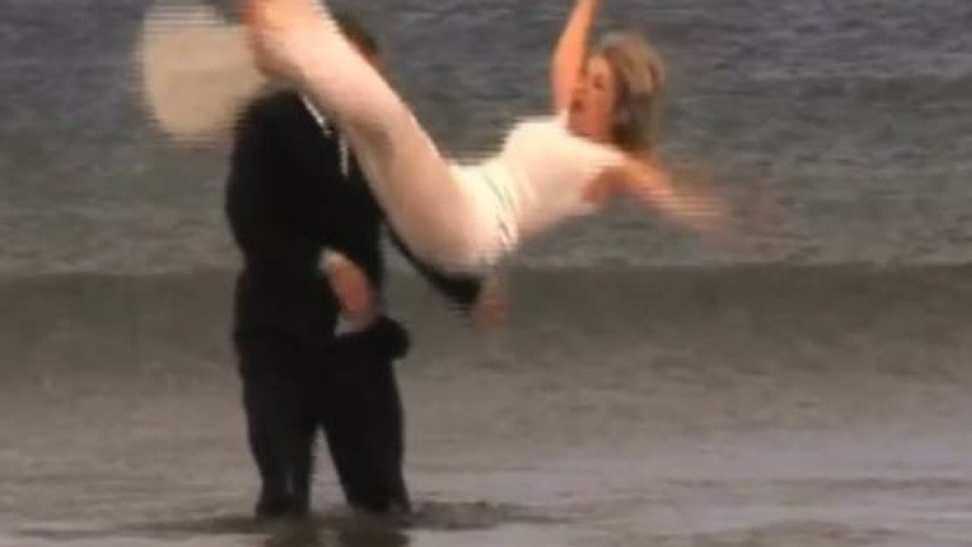 Nunta UDA. Si-a aruncat mireasa in valurile marii la cateva ore dupa ce i-a spus ca o va iubi vesnic