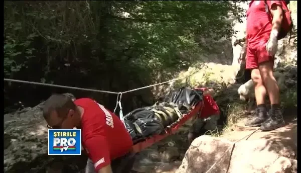 Operatiune dificila pentru salvamontistii din Alba. Azi au recuperat cadavrul unei femei dintr-o cascada.
