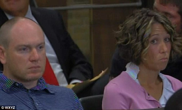 Dragoste cu adevarat OARBA. Isi sustine sotia in sala de tribunal, desi ce i-a facut e de NEIERTAT