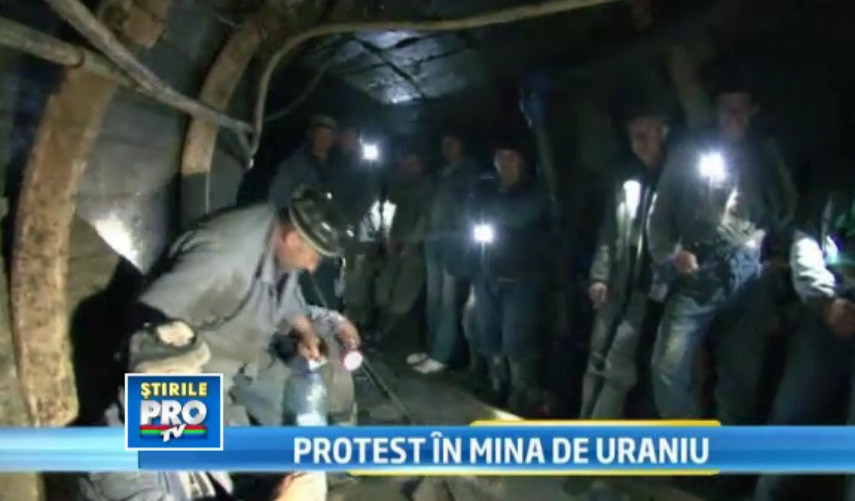 Protest iradiat. 300 de barbati,blocati in singura mina de uraniu din Romania. Cauza: salariile mici