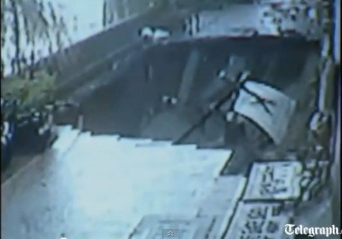 IMAGINI INCREDIBILE in Taiwan. Un barbat este INGHITIT cu totul de o gaura uriasa din pamant