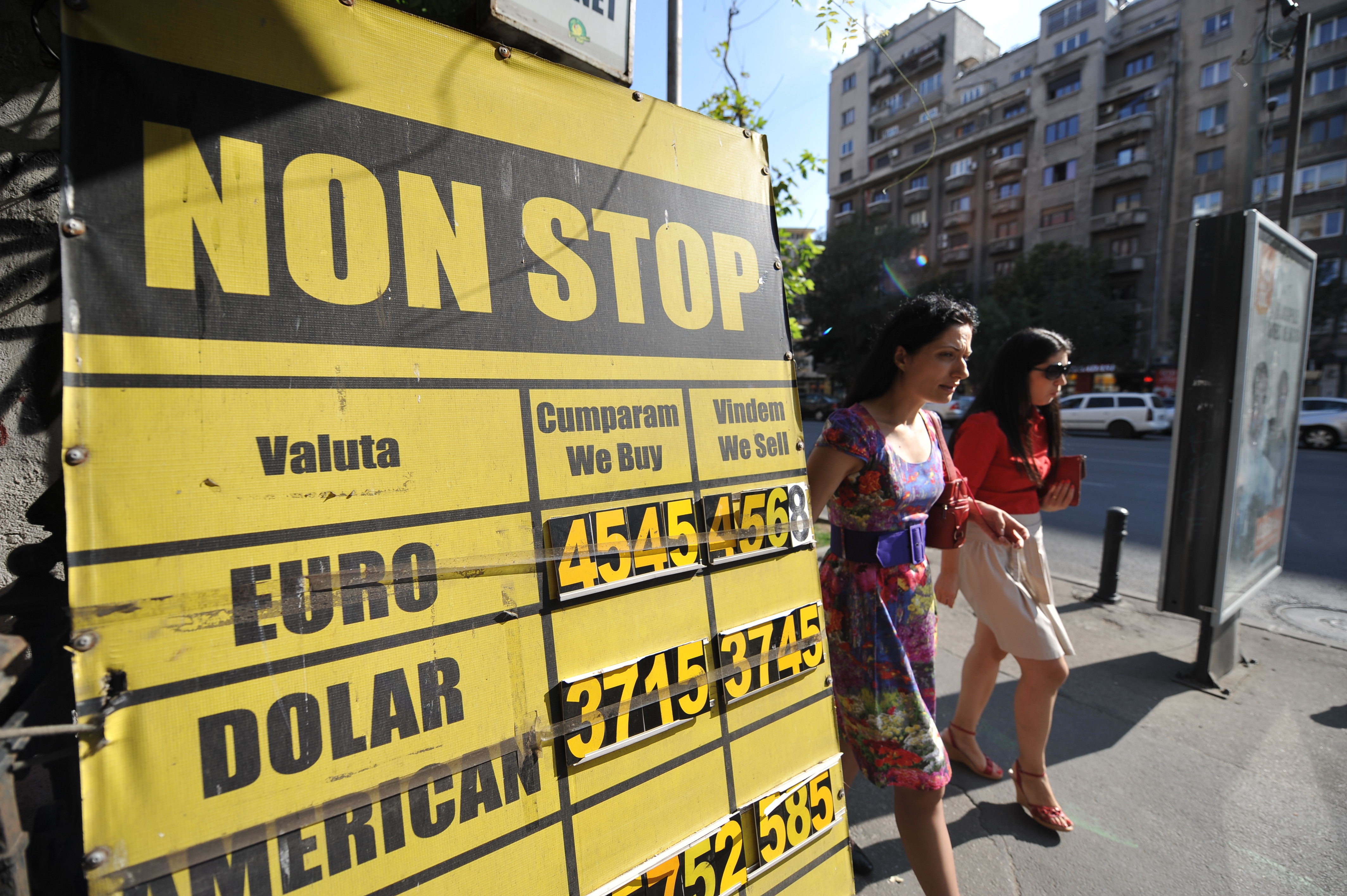 NOU MAXIM ISTORIC la doar o zi dupa amanarea deciziei CCR. 1 EURO = 4,6481 LEI