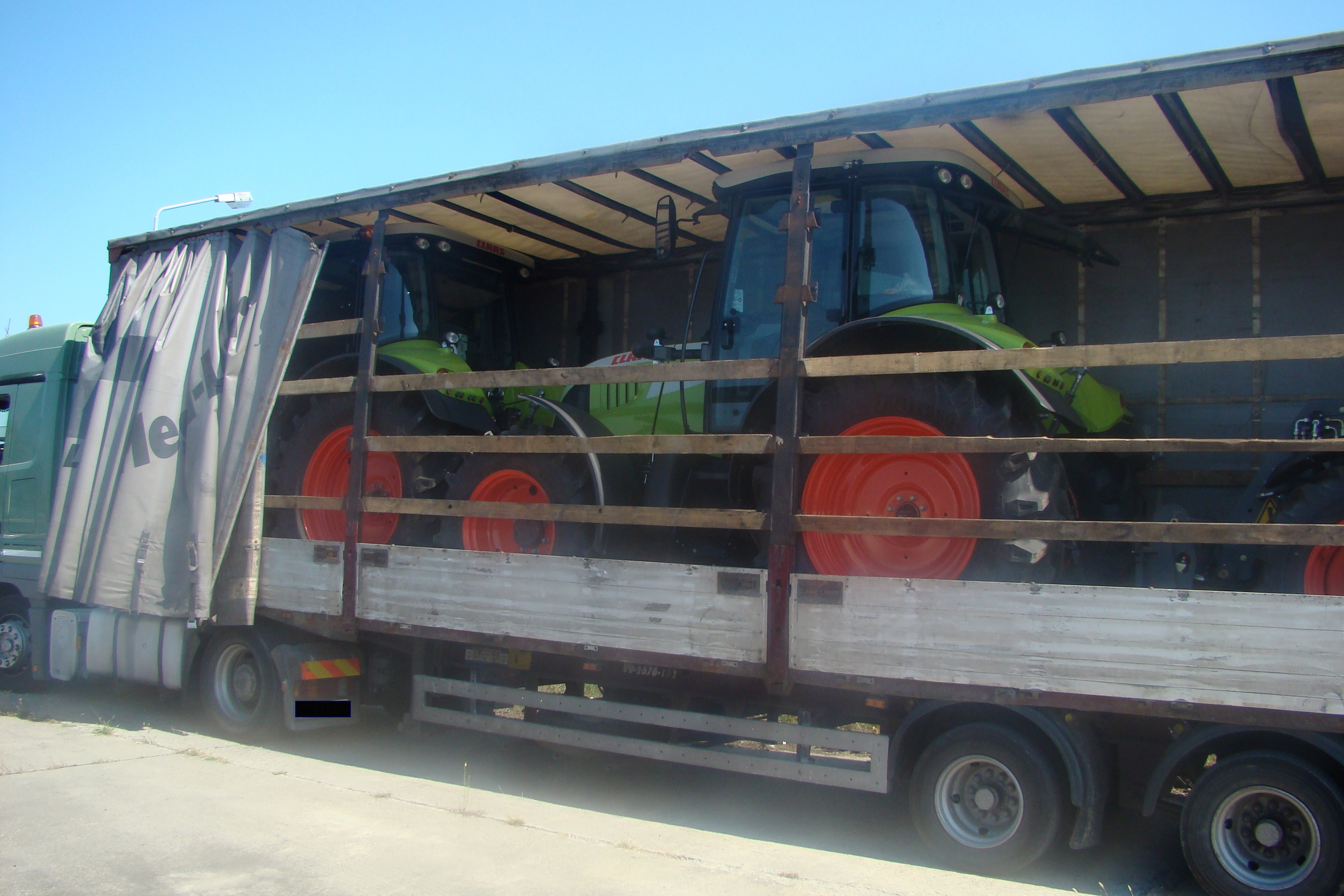 Utilaje agricole furate din Germania,gasite la granita ascunse in doua TIR-uri. Explicatia soferilor