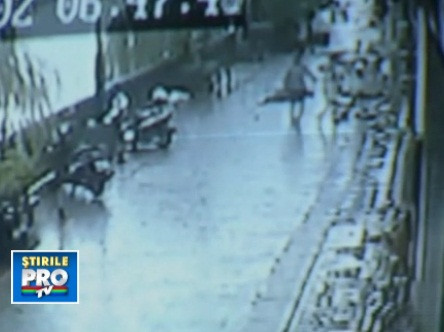 Imagini SOCANTE. Un barbat din Taiwan a fost inghitit de o groapa, dupa ce pamantul s-a surpat