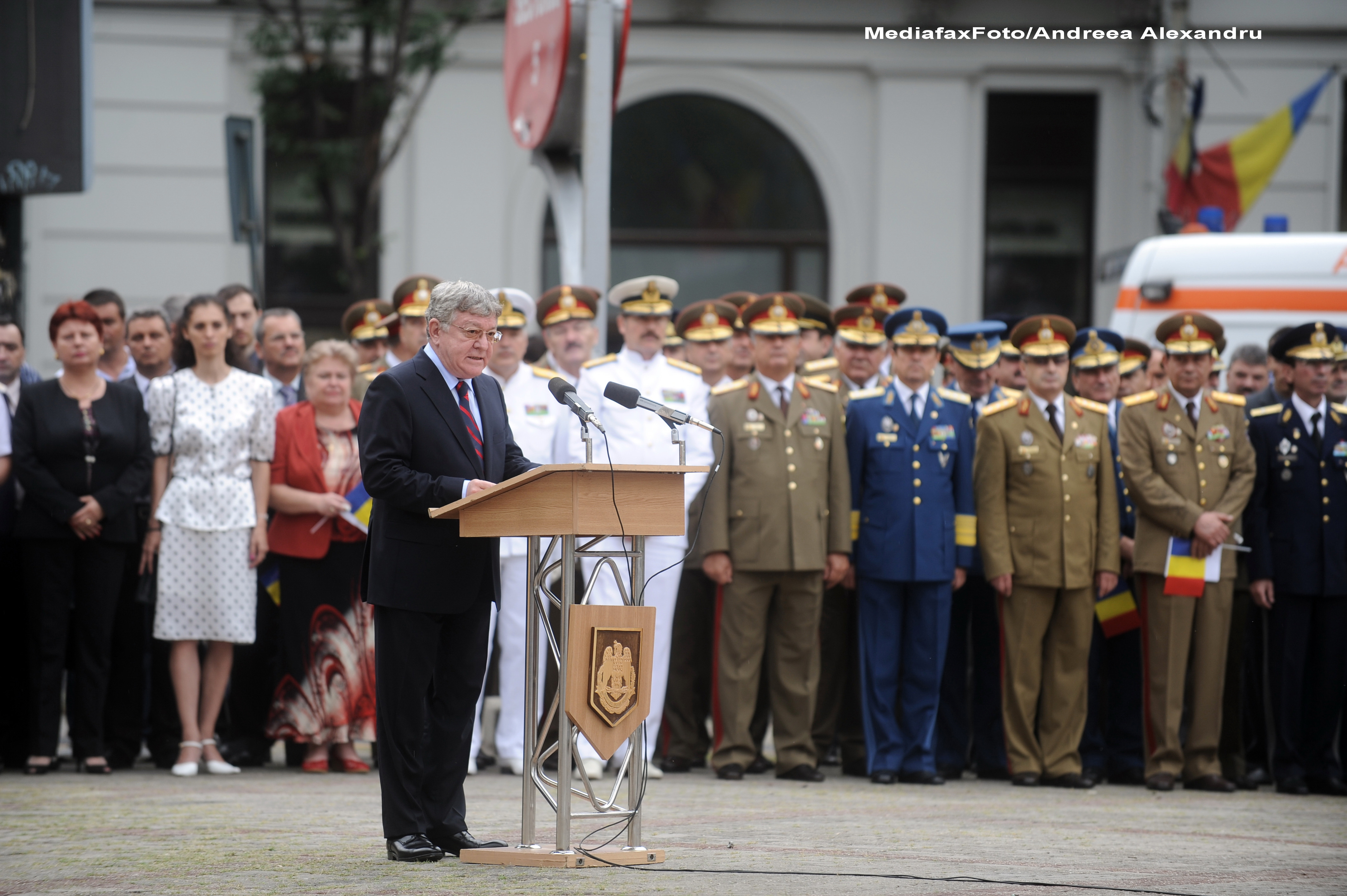 MApN: Isarescu, Ungureanu, Kelemen, Kovesi, Blejnar si Manolea au grade obtinute cu "nereguli"