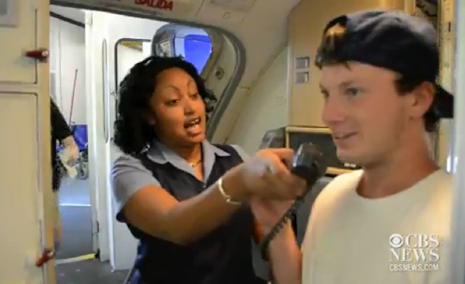 Cum a fost pedepsit acest tanar pentru ca nu a stat la coada pentru imbarcarea in avion. VIDEO