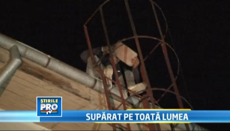 "O iubesc, sa vina in tara!". Un tanar deceptionat in dragoste a amenintat ca se arunca de pe bloc