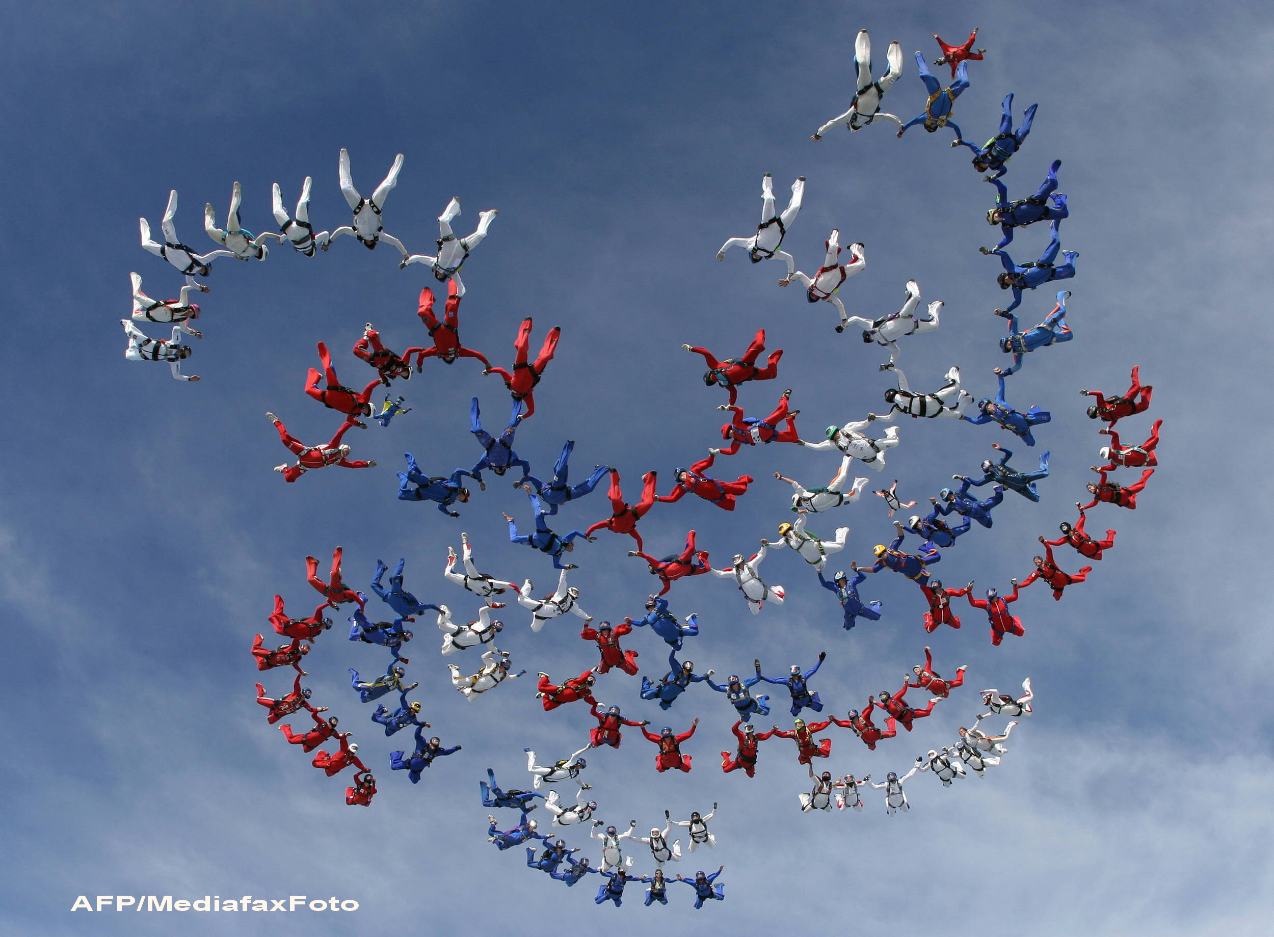 Record mondial in SUA: 140 de parasutisti cu capul in jos, formand un imens fulg de zapada. VIDEO