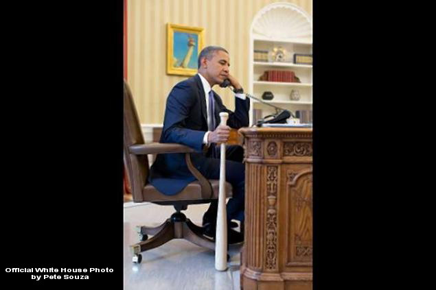 Gafa oficiala. Barack Obama tine in mana o bata de baseball in timp ce vorbeste cu premierul Turciei
