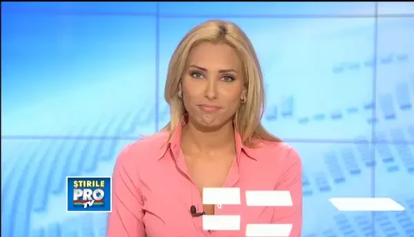 Ca in filme. Dupa 10 ani de antrenament, un chinez taie fructele cu cartile de joc