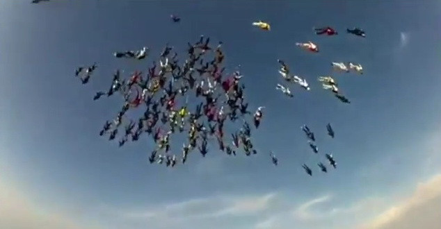 VIDEO FABULOS: 138 de parasutisti au doborat recordul mondial! VIDEO