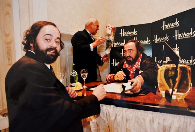 barbat care seamana cu Pavarotti