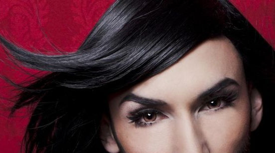 De ce fug toti barbatii de aceasta tanara. Este un talent in tara ei, dar nu-i cauta nimeni compania