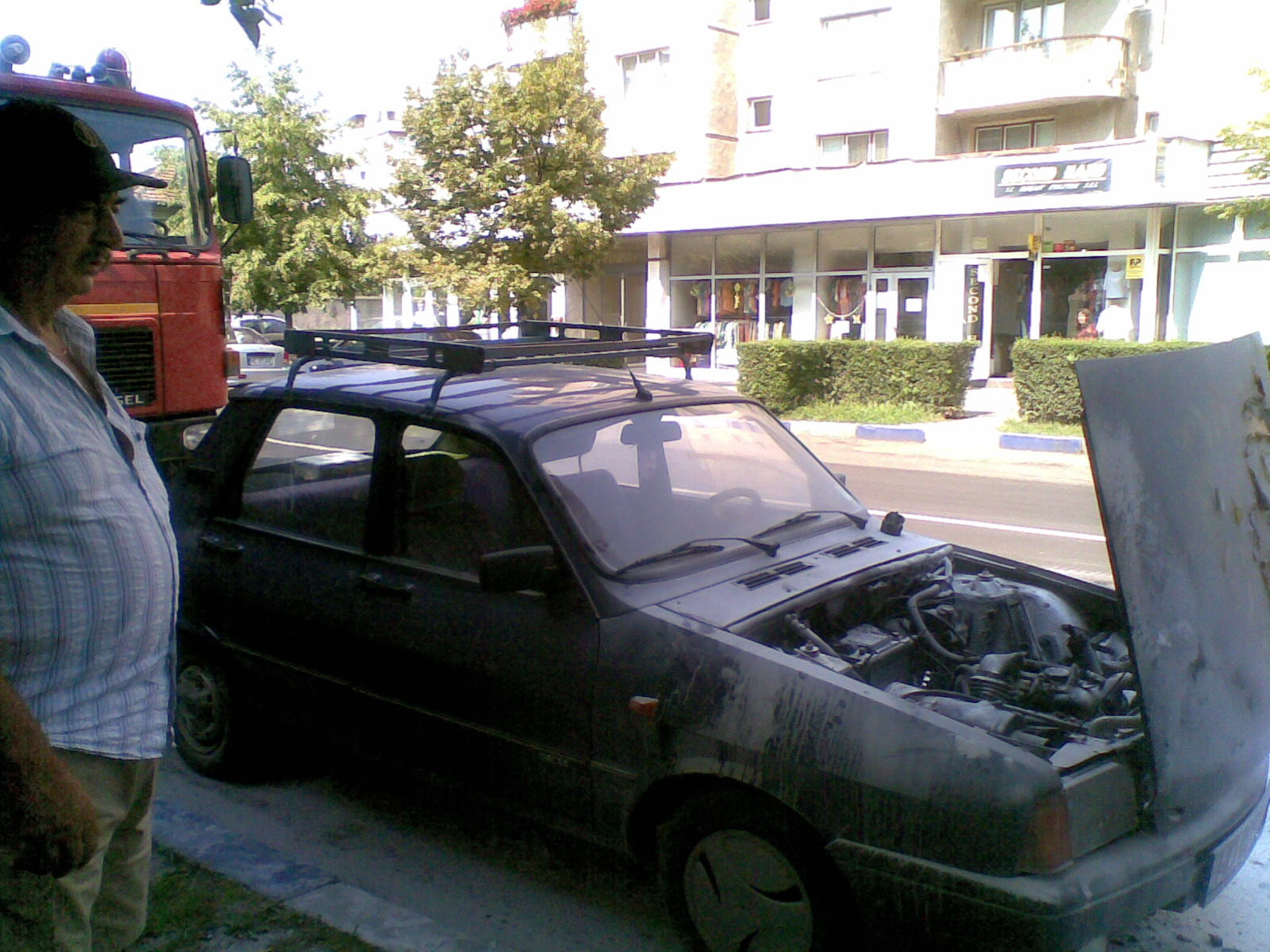O masina a luat foc in trafic. Soferul a tras imediat pe dreapta si a reusit sa sara din autoturism