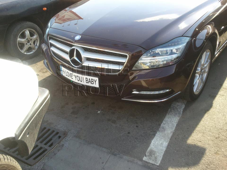 Ce numar de inmatriculare are acest Mercedes. "Nu-mi vine sa cred ca politia nu-l opreste!". FOTO