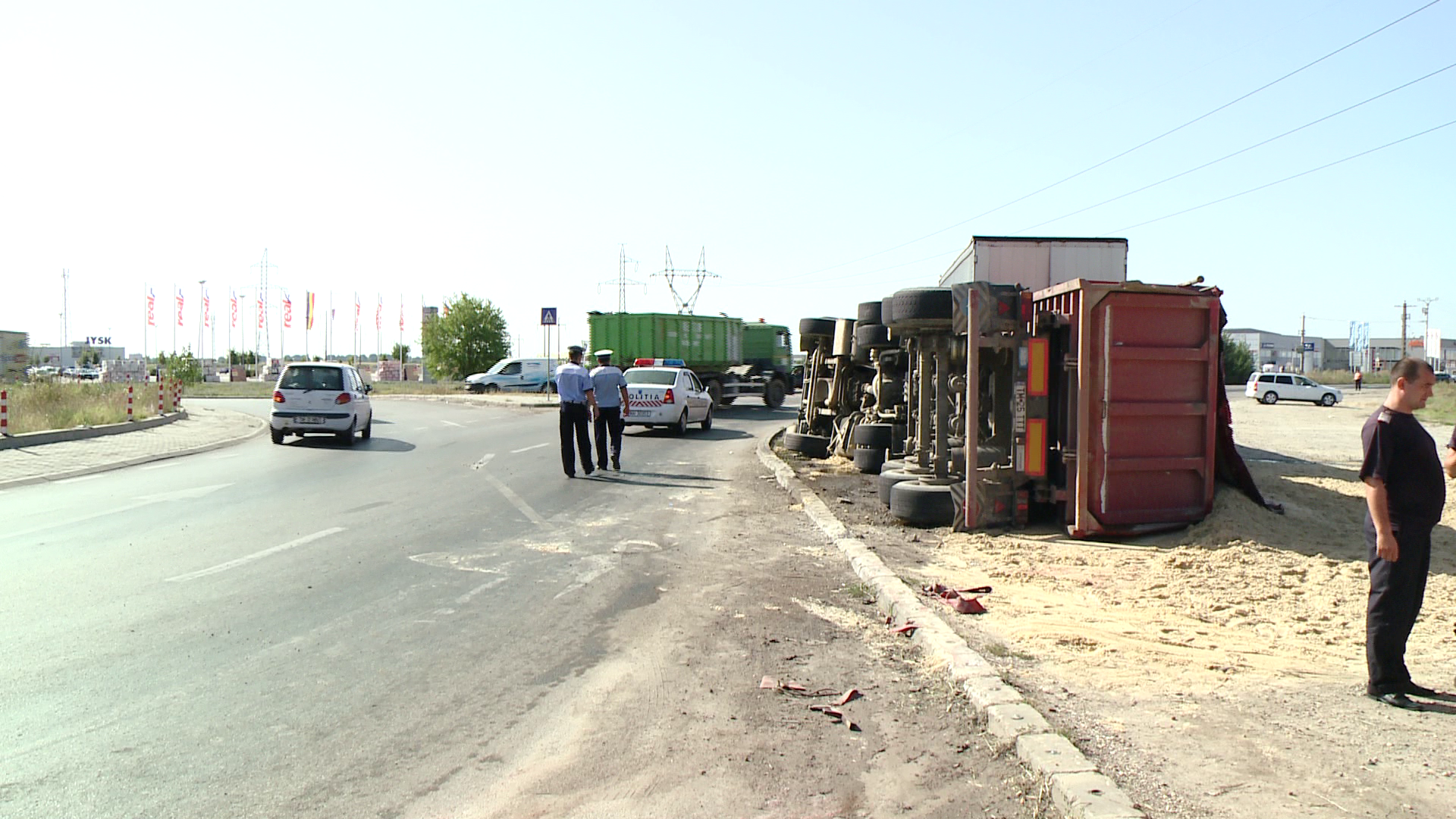 Un TIR cu vaci s-a rasturnat in judetul Arad, si a blocat timp de doua ore traficul pe DN 7