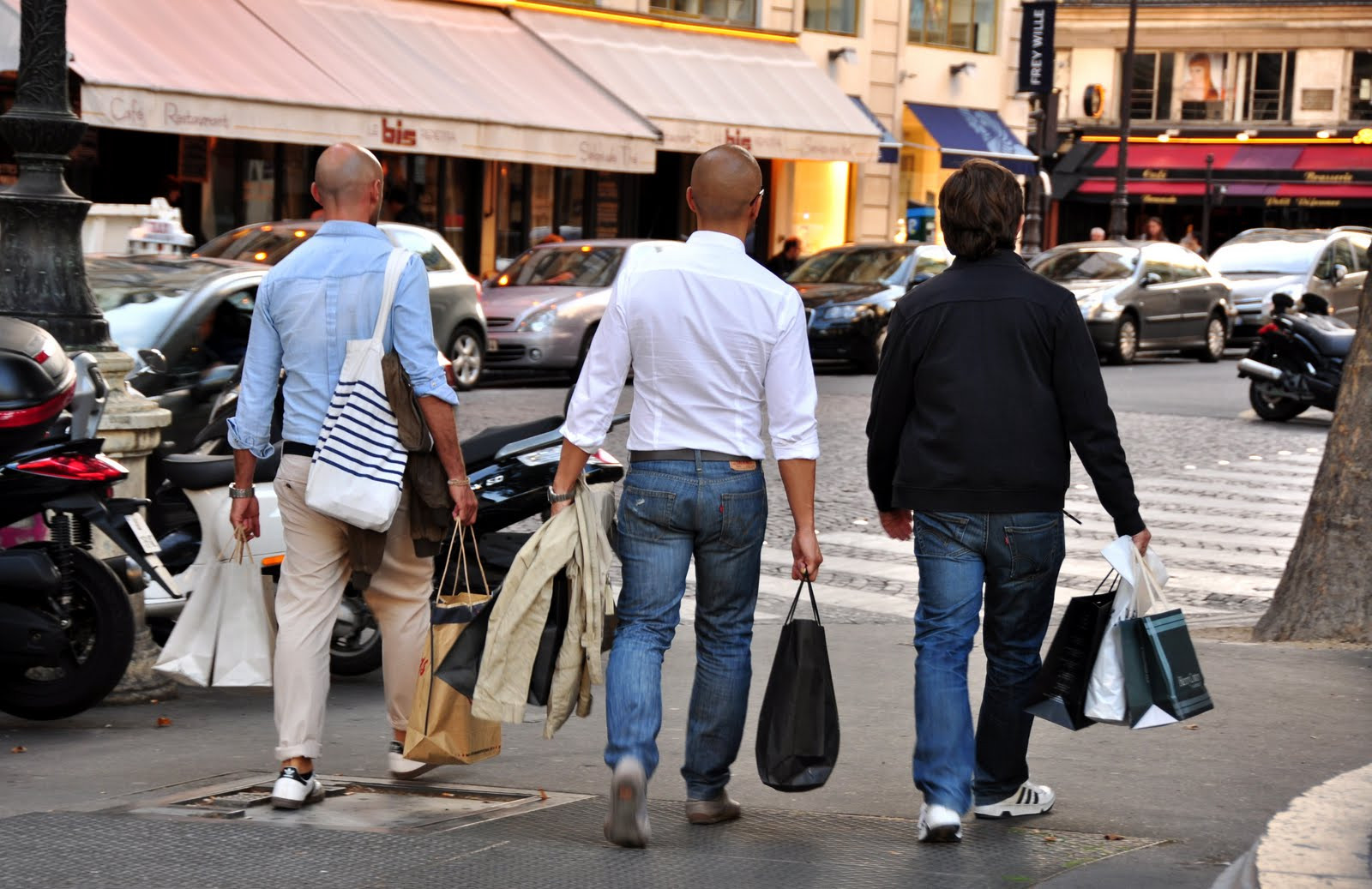 O treime dintre barbatii care traiesc in cuplu poarta NUMAI haine alese de iubitele lor! Care sunt "crimele" din domeniul modei savarsite de barbati