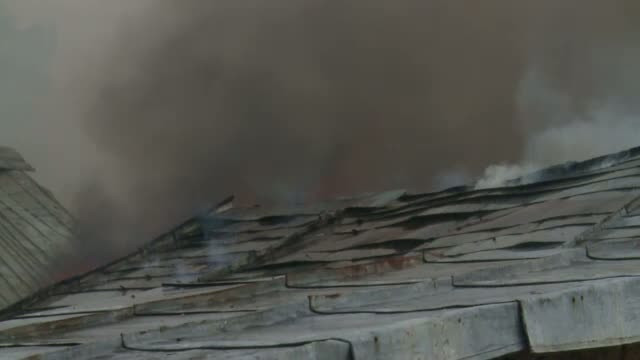 A vrut sa-i dea foc cainelui, insa si-a facut scrum casa. Incendiul s-a extins si la casele vecine