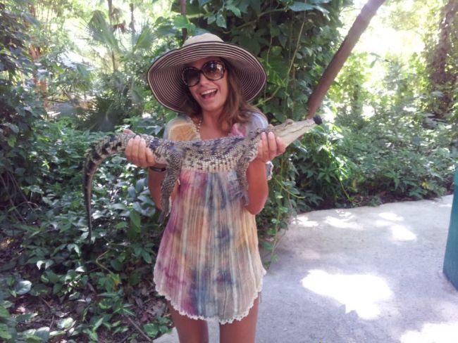 Anna Lesko tine in mana un crocodil