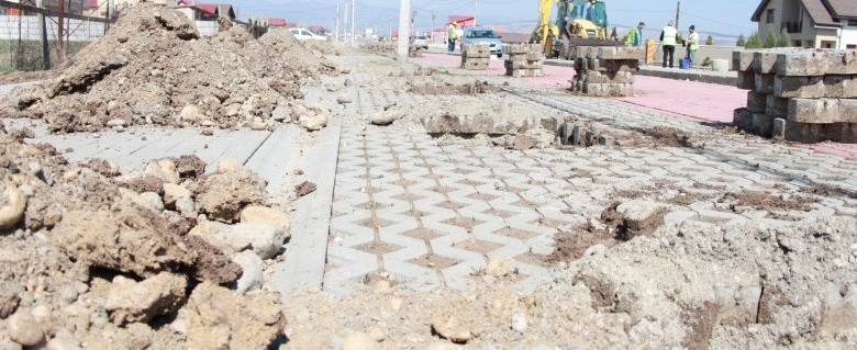 Un primar aradean repara singur strazile din comuna. "Nu avem bani sa platim muncitori"