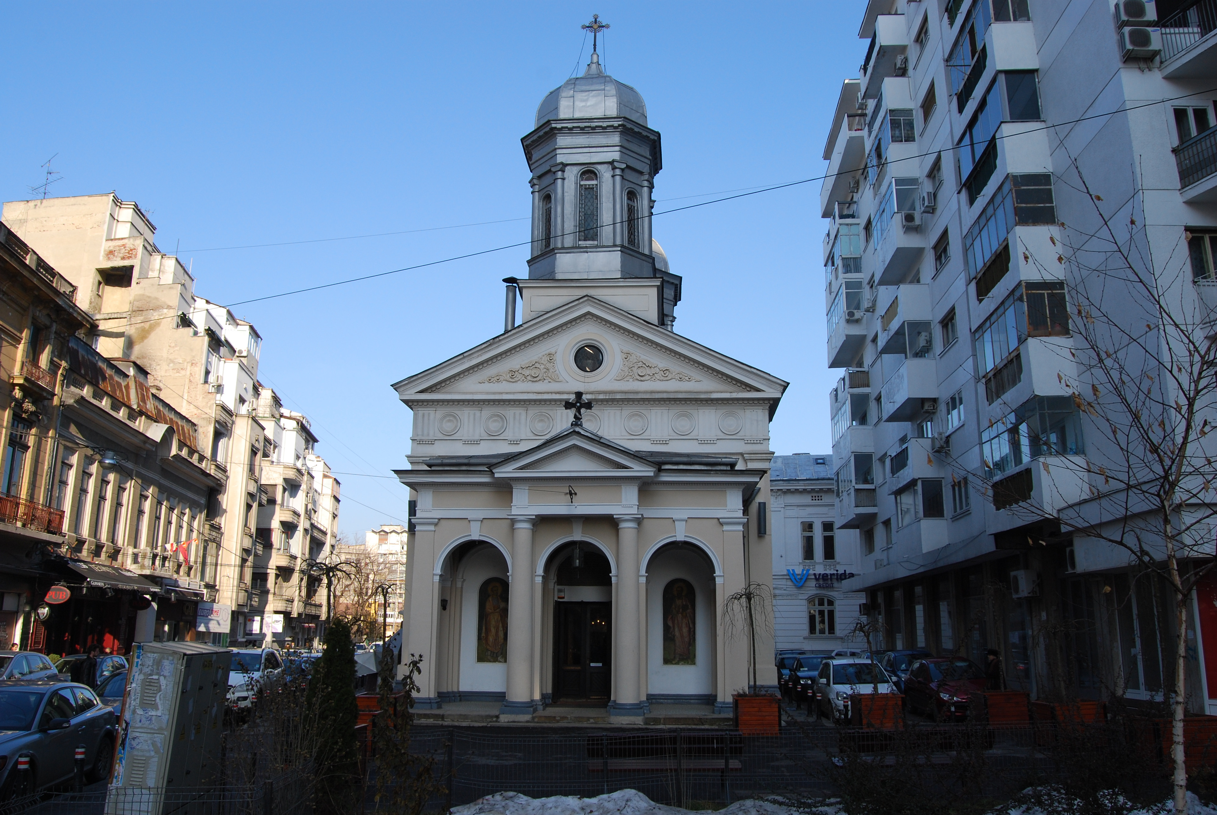 Morminte si vestigii ale unei biserici mai vechi, descoperite sub Biserica Alba din Capitala