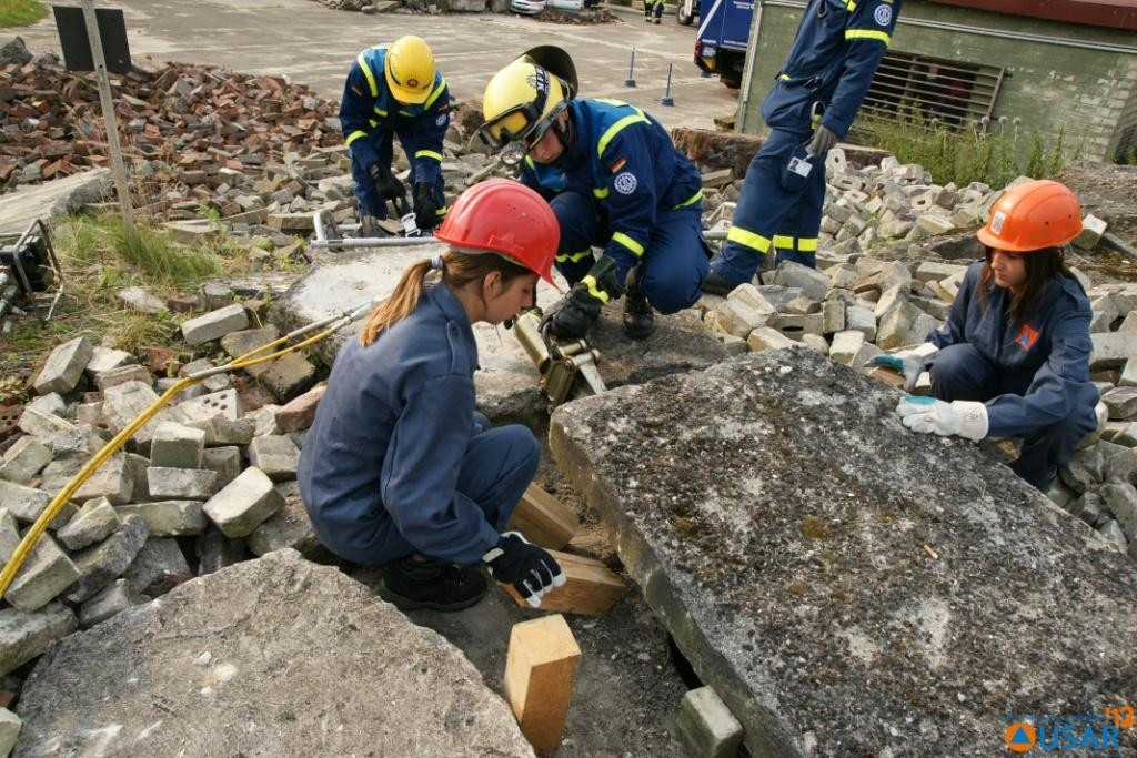 Elevii din Cluj au invatat sa salveze vieti. Nemtii i-au pregatit sa faca fata dezastrelor urbane