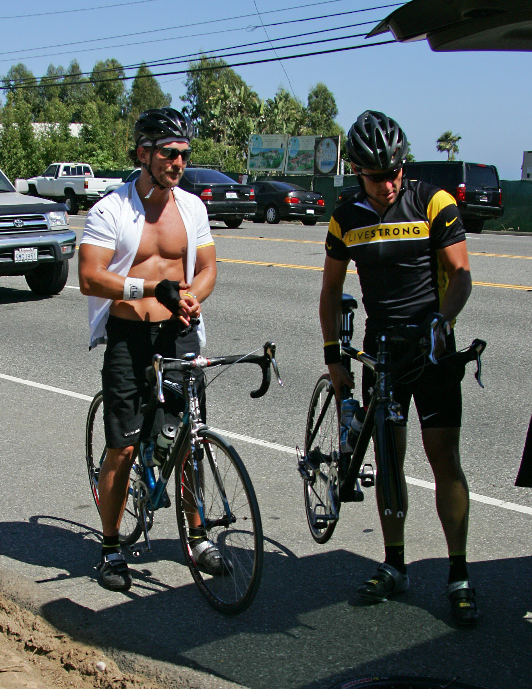 Participa la competitii si se antreneaza cu Lance Armstrong