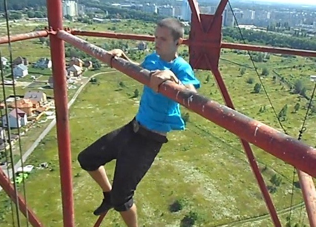 Asta inseamna cu adevarat sa nu cunosti frica. Un tanar face tractiuni la 100 de metri inaltime