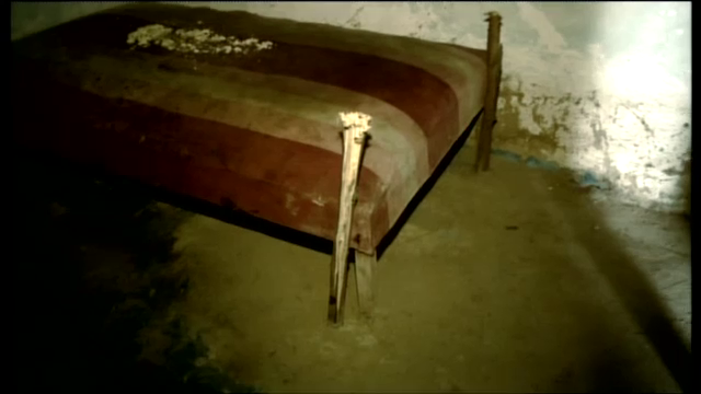 Fata bolnava abandonata de sistem. Mama ei primeste bani de la stat pentru a o trata ca pe un animal