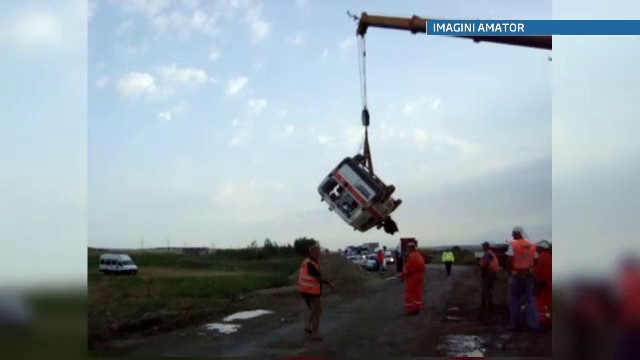 Ce inseamna DRUM EUROPEAN in Romania: o ambulanta a nimerit intr-o rapa in drum spre Bucuresti