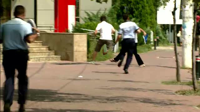 Pietonii le dau batai de cap politistilor. Un tanar traverseaza neregulamentar, apoi o rupe la fuga