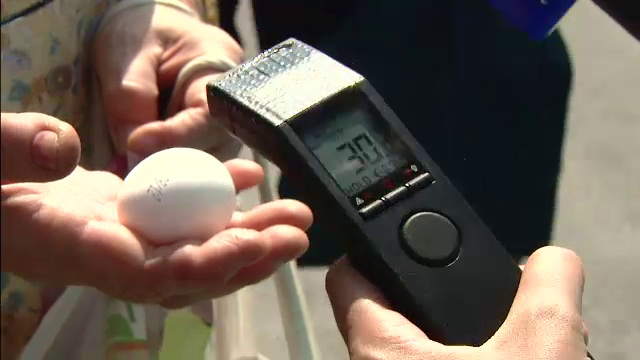 Canicula din vitrinele cu mancare. Ce risti consumand produse expuse la soare toata ziua. VIDEO