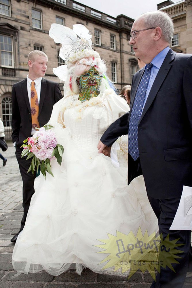 Chipul unei mirese i-a facut pe preoti sa se intrebe ce creatura a intrat la ei in biserica