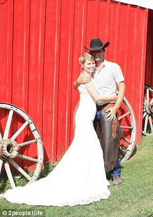 Acesti tineri se iubesc prea mult ca sa se casatoreasca o singura data. Au organizat 30 de nunti