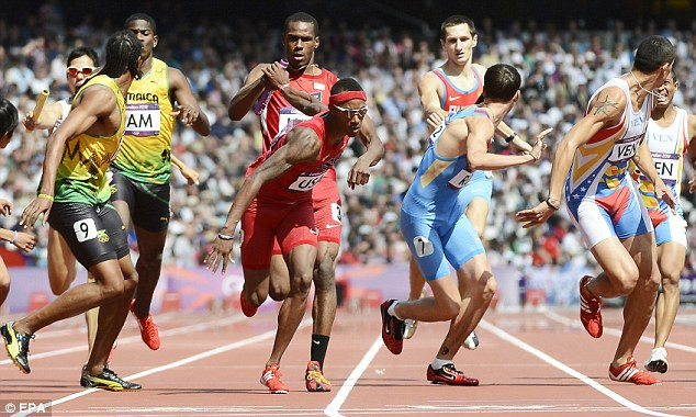 A alergat jumatate de cursa cu piciorul rupt! Echipa a stabilit UN RECORD OLIMPIC! VIDEO