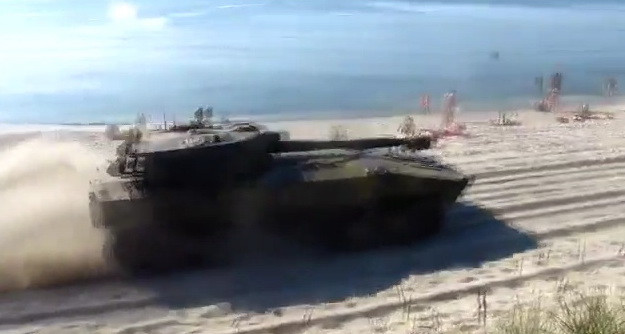 Cum e sa stai la plaja si sa te trezesti cu TANCUL langa tine :) VIDEO