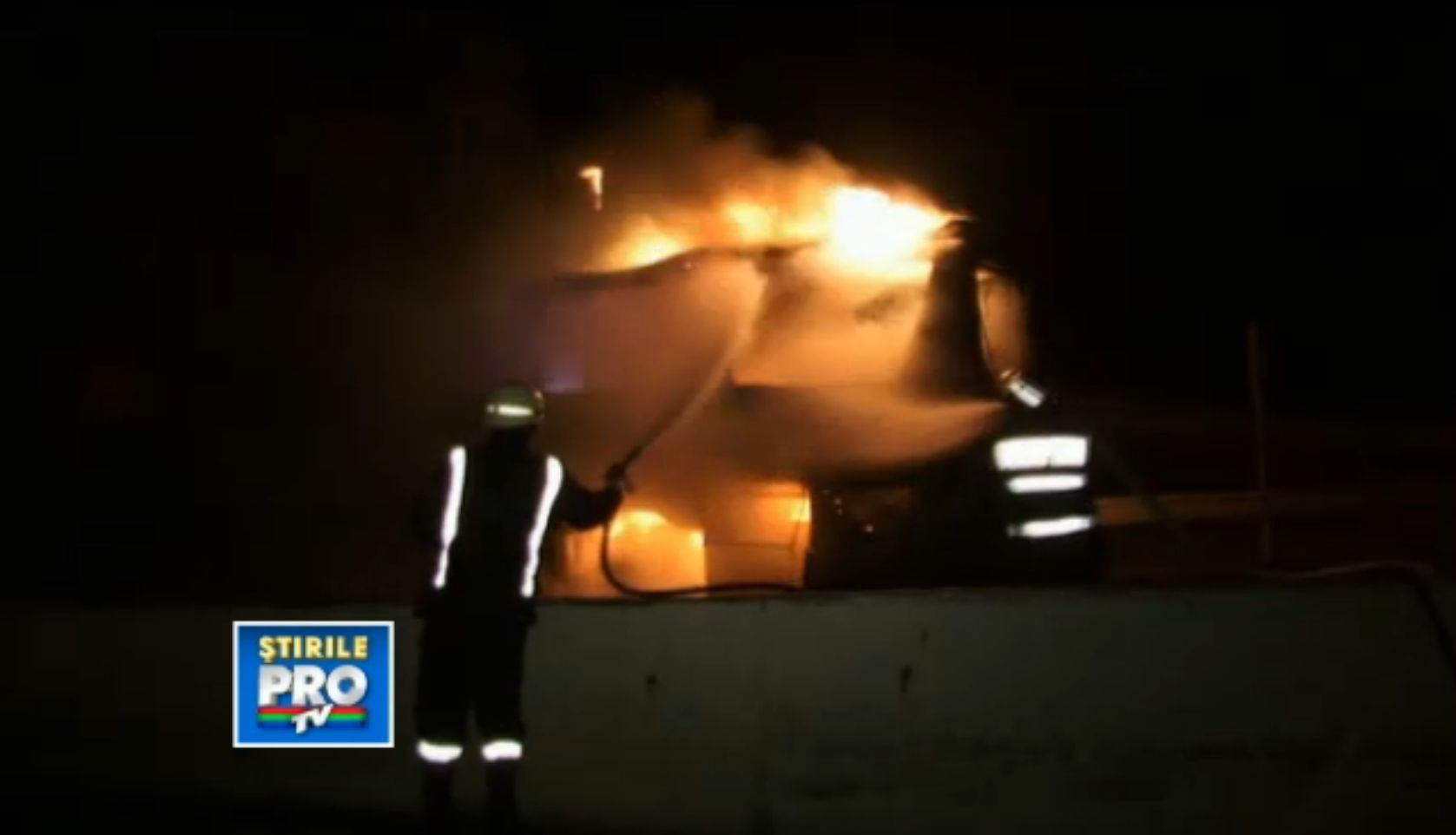 Un autocar ce transporta 50 de oameni a ars ca o torta, aseara, la cativa kilometri de Turda