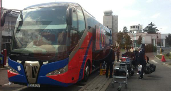 Steaua a aterizat in anonimat la Sibiu! Doar 4 fane i-au asteptat pe stelisti la sosirea in Ardeal