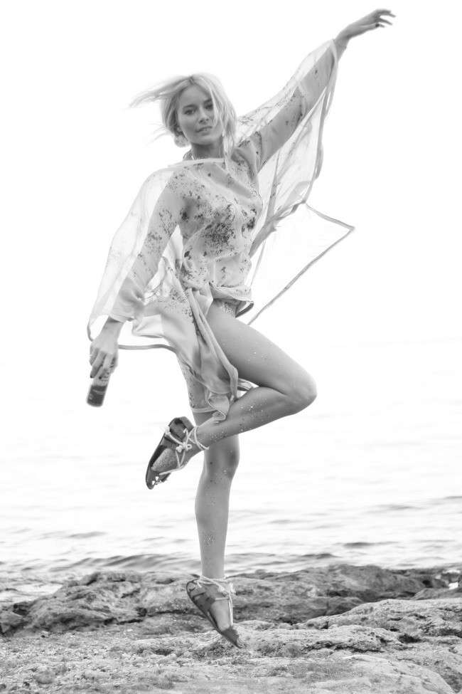 Cel mai NOU pictorial cu Laura Cosoi: foarte sexy pe malul marii! FOTO