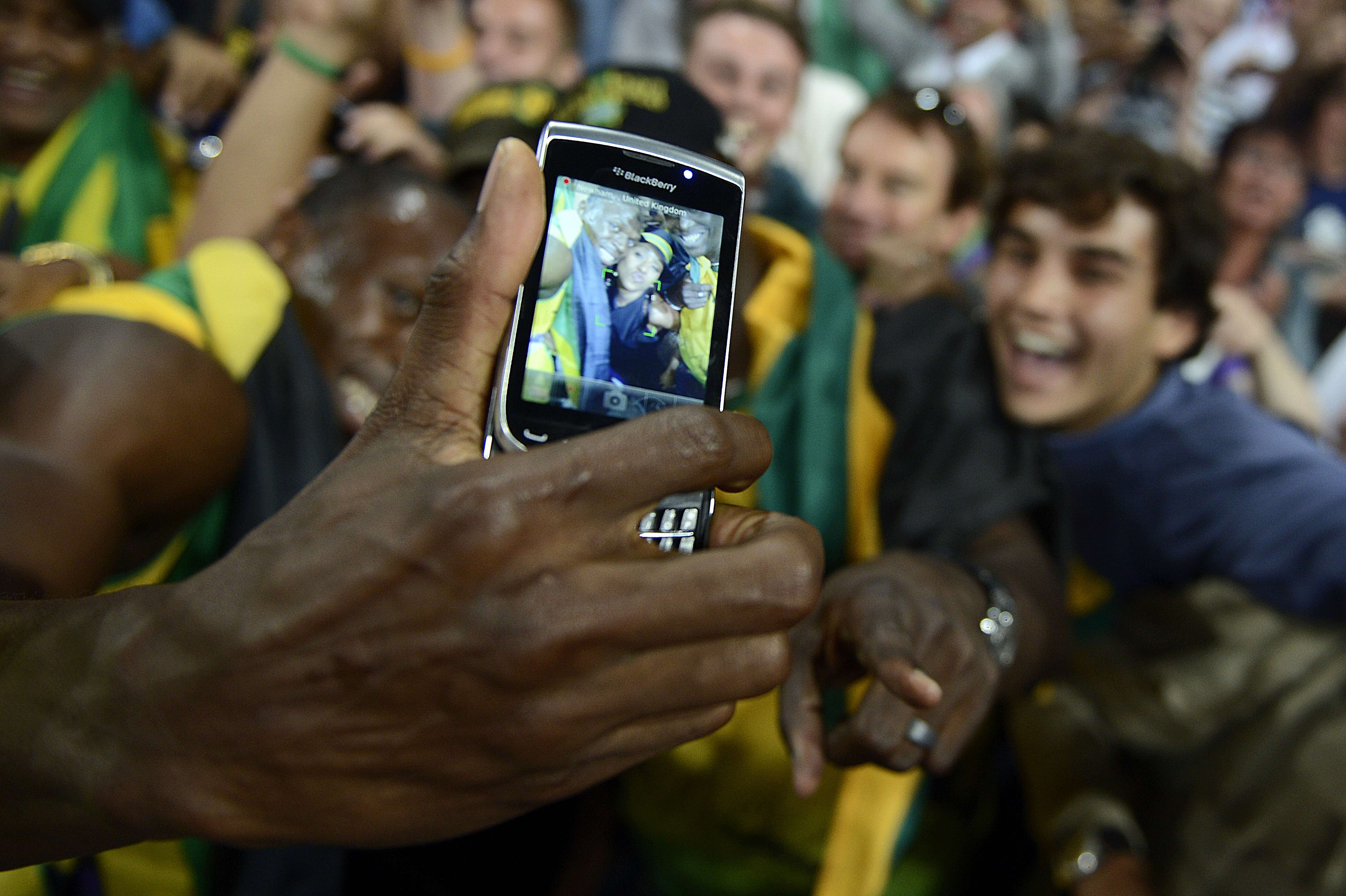 "Run, Jamaica. Run!". Record mondial la stafeta de 4x100 metri. Bolt si-a facut singur poze cu fanii