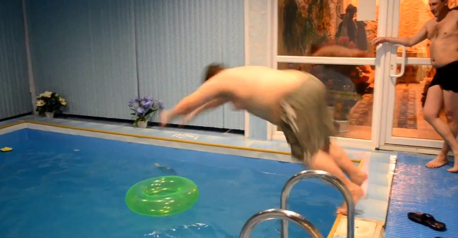 ILUZIA OPTICA pe care nu o intelegi la prima vedere. Cum trece acest rus printr-un colac in piscina