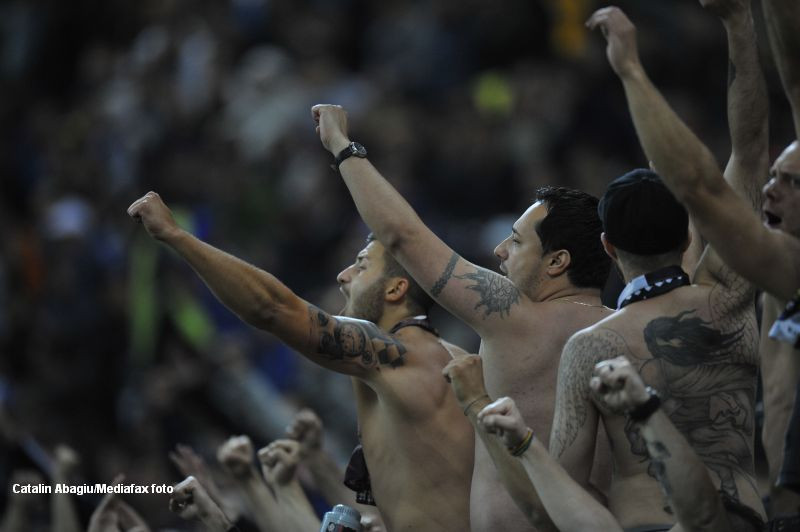 Scene de groaza la Sibiu: suporterii Stelei s-au batut cu localnicii. Doi fani au ajuns la spital