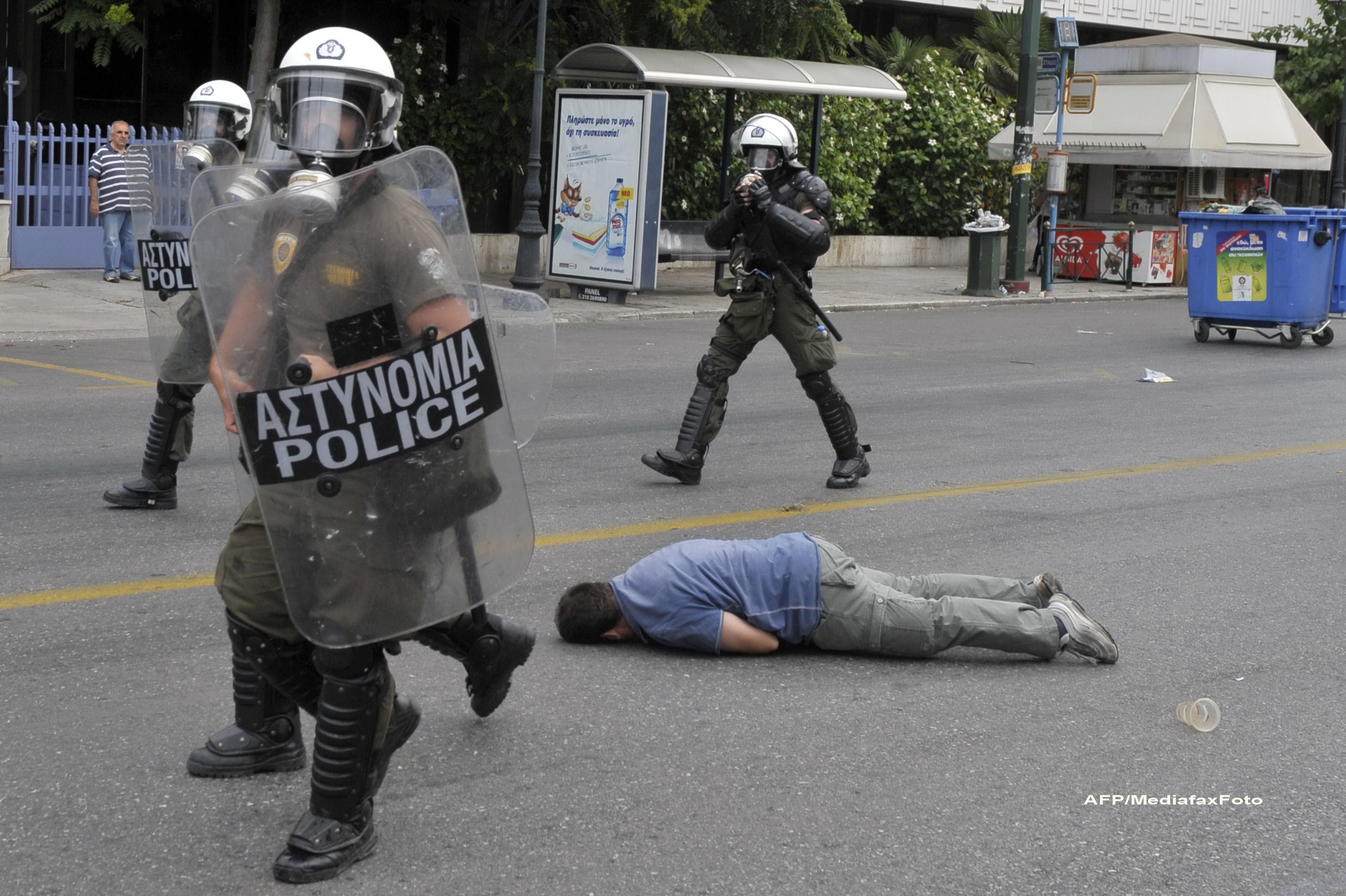 Un irakian a fost ucis in Atena de 5 motociclisti xenofobi. Atacul a vizat si un roman