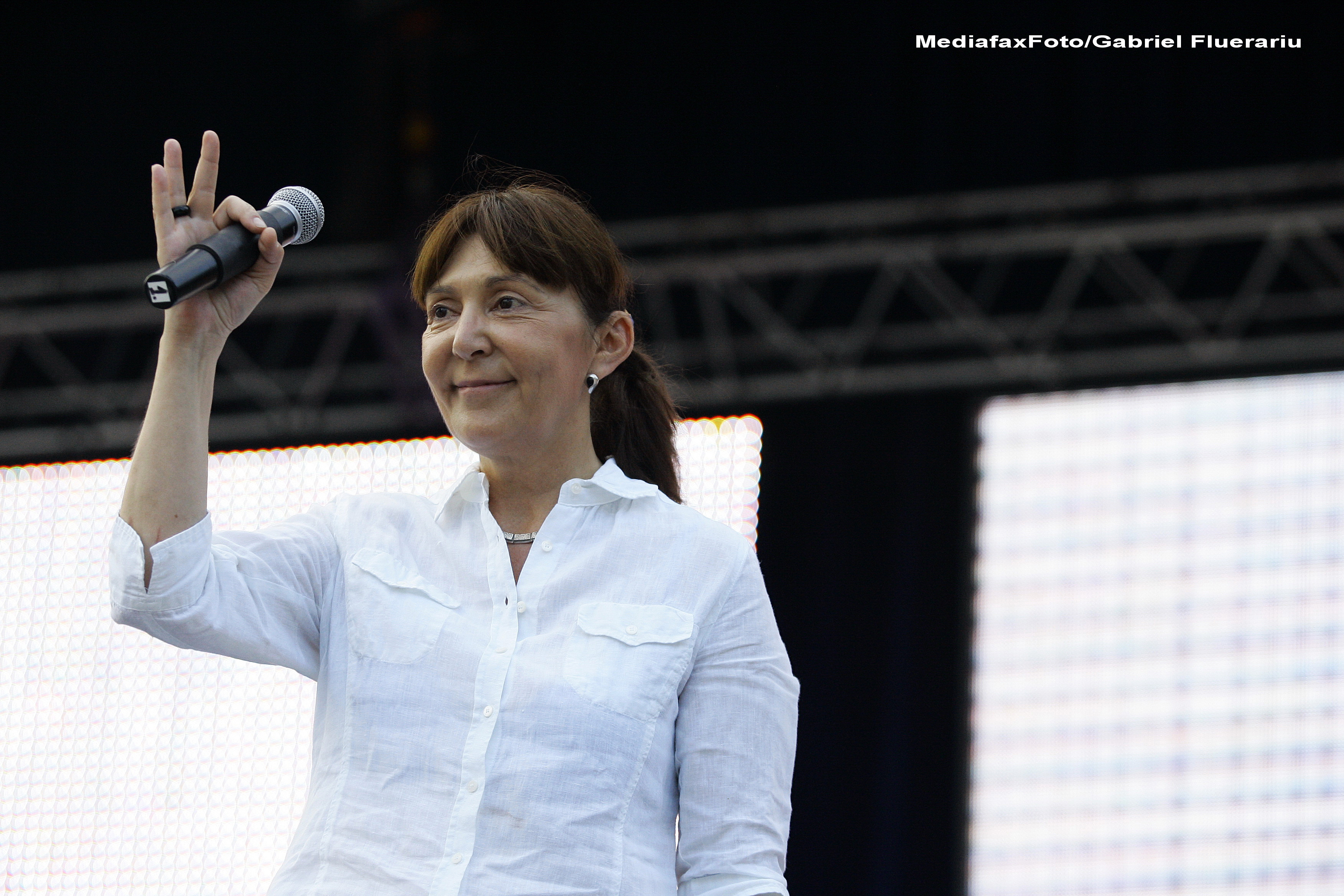 Monica Macovei ii trimite lui Iohannis o scrisoare cu 10 cerinte si asteapta raspuns semnat pentru a-l vota