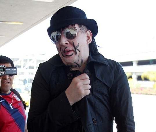 Care este ultima NEBUNIE marca Marilyn Manson: a mers la aeroport avand scrisa pe fata o injuratura! FOTO